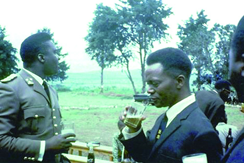 Juvénal Havyarimana et Grégoire Kayibanda lors d'un réception ©dr
