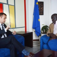 L’ambassadeur Patrick Spirlet au cour de son entretien avec Antoine Kaburahe ©Iwacu
