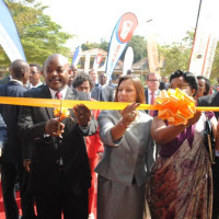 Le président de la République Pierre Nkurunziza, en compagnie d’Odette Kayitesi, ministre de l’Agriculture et de l’Elevage, Dawn Liberi, ambassadeur des USA au Burundi et Nicholas Tamali, président et fondateur de Kahawatu ouvre solennellement la 11ème conférence-exposition du café est-africain ©Iwacu