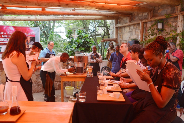 Concours des barristers : un Ougandais prépare son café devant le jury ©Iwacu
