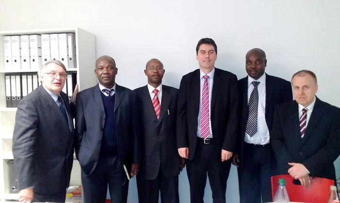 De gauche à droite : Carlo Parisel, Anatole Bacanamwo (ancien ambassadeur du Burundi en Allemagne), Boniface Manirambona (secrétaire de la section FNL du Benelux), Dr Sascha Raabe, Aimé Magera et Franck Stickmayer (député régional du SPD) ©Iwacu