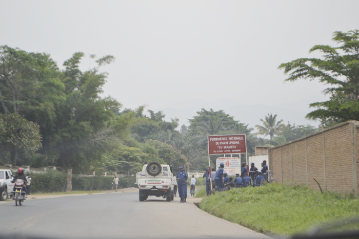 Des policiers devant Ku Mugumya ©Iwacu