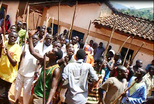 Les Imbonerakure tentent d’empêcher les militants du MSD d’implanter leur drapeau  ©Iwacu