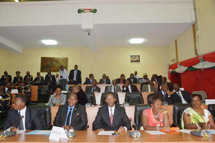 Les cinq nouveaux ministres dans l’hémicycle de Kigobe ©Iwacu