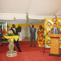 L’ADG de la Brarudi a remercié le 2ème vice-président de la République pour la taxation avantageuse accordée aux bières produites à base de matières premières locales ©Iwacu