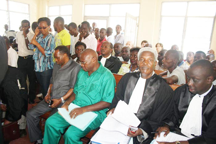 Salle d’audience de la Cour anticorruption. De gauche à droite : Léonce Ngendakumana, Frédéric Bamvuginyumvira (tenue verte) et deux de ses avocats ©Iwacu