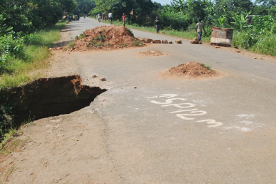 A 84 km de Bujumbura, au niveau de la localité de Busebwa en commune Rumonge; la route bloquée;les véhicules contournent cette localité pour continuer le voyage ©Iwacu