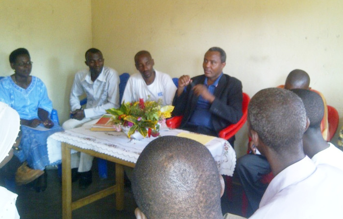 Alexis Sinduhije avec les membres des comités communaux du MSD lors de sa visite à Ruyigi en juin 2013 ©Iwacu