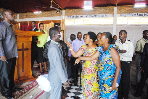 Altercation entre les partisans du pasteur Gaspard Nyambere et ses détracteurs ©Iwacu