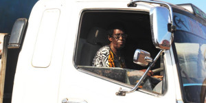 Euphrasie possède une longue expérience de chauffeur et à 71 ans elle garde tous ses réflexes ©Iwacu