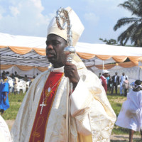 Georges Bizimana, évêque coadjuteur de Bubanza, la crosse dans sa main ©Iwacu