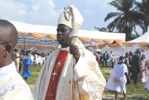 Georges Bizimana, évêque coadjuteur de Bubanza, la crosse dans sa main ©Iwacu