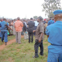 La police empêche le président du MSD (en costume) d'adresser la parole à ses sympathisants de Bugendana ©Iwacu
