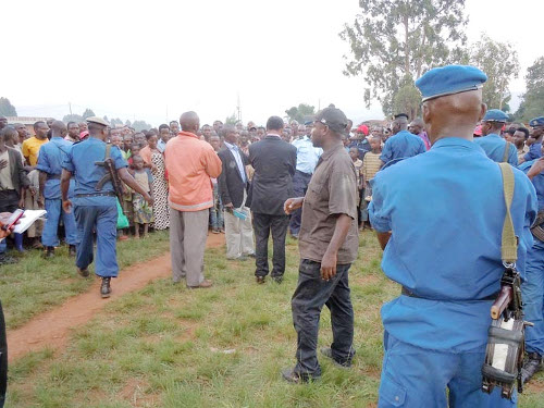 La police empêche le président du MSD (en costume) d'adresser la parole à ses sympathisants de Bugendana ©Iwacu
