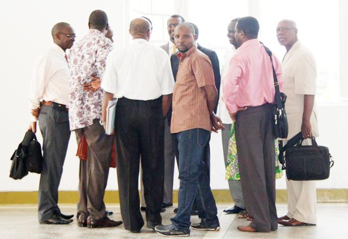 Les députés upronistes en consultation dans les corridors de l’hémicycle de Kigobe ©Iwacu
