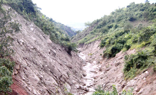 « Gikoma, vallée rabotée par les rochers éboulés en amont »