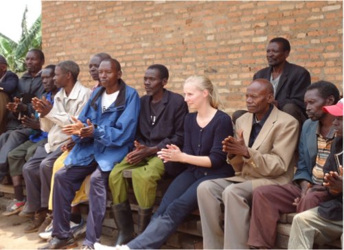 Julia Janssen, Directrice de KAHAWATU-Burundi dans une réunion avec les producteurs 