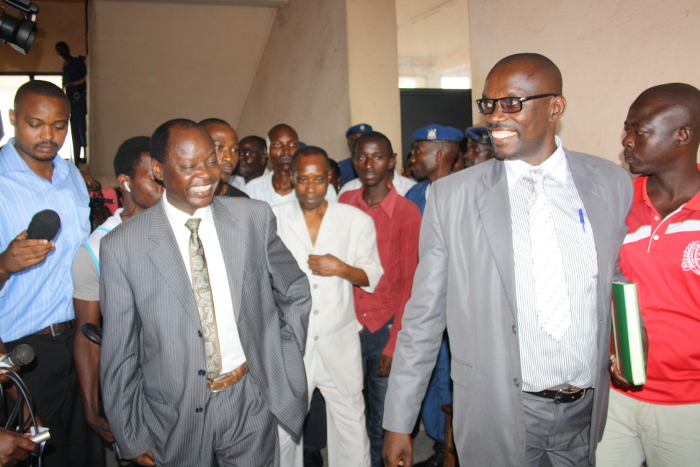Après la confrontation entre le president de l'ADC Ikibiri avec des représentants du Cndd-Fdd, des Imbonerakure et ceux de la Rema FM devant le substitut du procureur ©D.N/Iwacu
