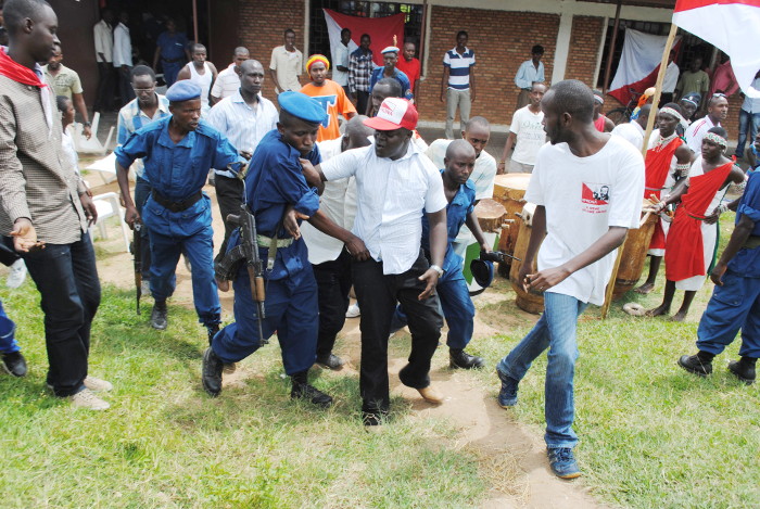 Arrestation de Polycarpe Ntakarutimana, 2ème secrétaire du parti Uprona à Musaga ©Iwacu