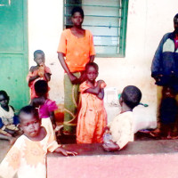 Edouard Miburo avec quelques uns de ses enfants devant le commissariat de police ©Iwacu