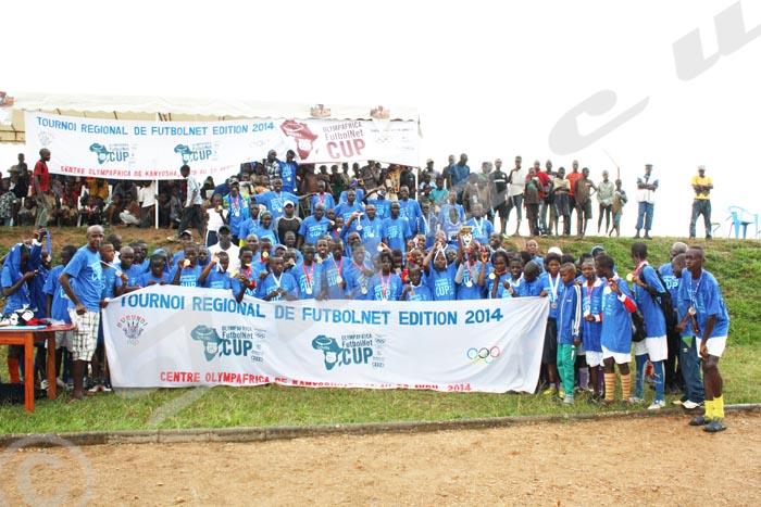 Lundi, 21 avril 2014 – Un tournoi régional de futbolnet réunissant les enfants des Grands Lacs s’est déroulé du 18 au 20 avril au centre Olympafrica de Kanyosha. Les benjamins burundais (11-13 ans) ont remporté la coupe en éliminant les Rwandais. ©F.N/Iwacu