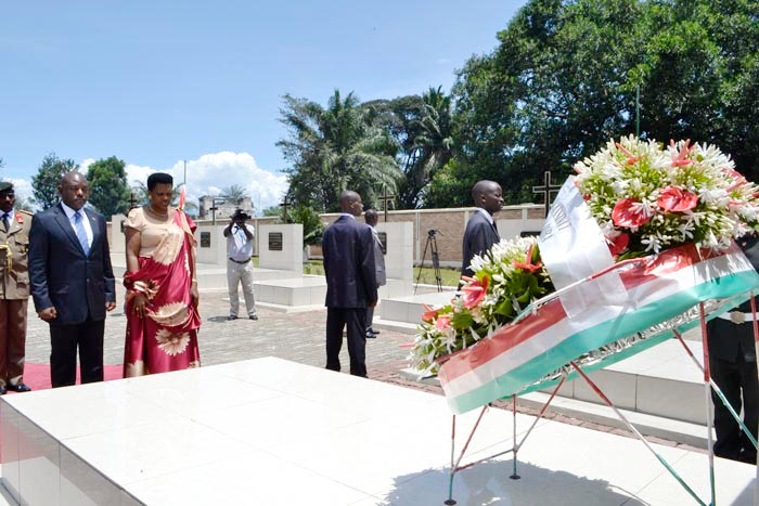 Le couple présidentiel devant la tombe de Cyprien Ntaryamira ©Iwacu