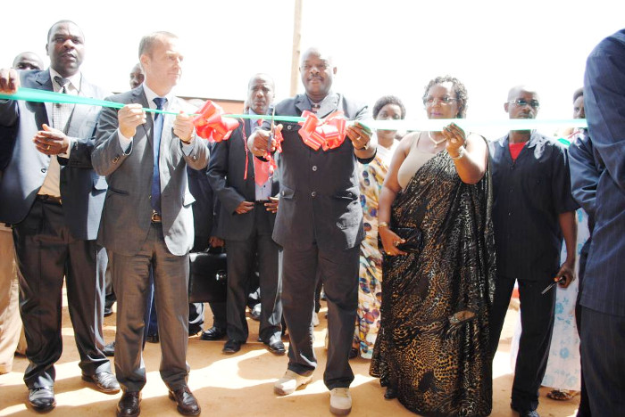 Le président Pierre Nkurunziza, en compagnie du ministre de la Santé publique et du représentant de l’UE au Burundi, procède à l’inauguration de l’hôpital de district de Gihofi ©Iwacu