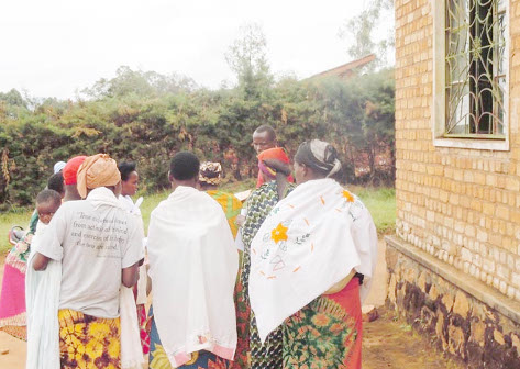 Les jeunes mères devant le bureau de l’état civil de la commune de Gitega ©Iwacu