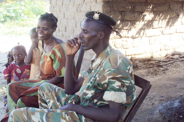 Un militaire burundais à Kiliba Onds avec une famille congolaise. Photo prise le 22 avril 2014