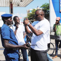 Vive discussion entre Alexandre Niyungeko et un chef des policiers venus interdire la marche ©Iwacu