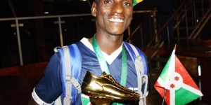 « C’est un trophée d’espoir pour moi », dixit Innocent Bigirimana, à l’arrivée à l’aéroport international de Bujumbura ©Iwacu