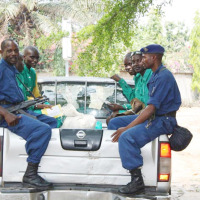 Des prisonniers en transfert montent dans un véhicule ©Iwacu