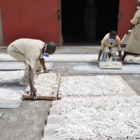 Devant l’usine de Chalk Chain Entreprise, les ouvriers étalent les craies pour être séchés