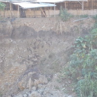 En bas du pont sur la 12ème avenue qui sépare la commune de Musaga et celle de Kanyosha, un bar est sur le point de s’écrouler... ©Iwacu