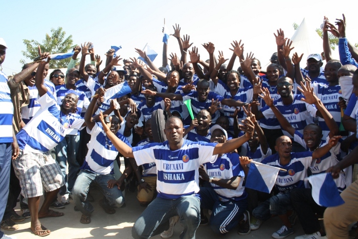 Arrêt sur image : les fans d’Urunani en liesse  arborant les couleurs de leur équipe. ©Iwacu