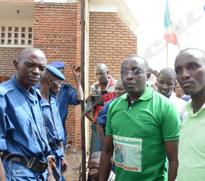 Pacifique Nininahazwe, président du Focode empêché d’accéder dans la cour intérieure du tribunal de Grande Instance de la mairie de Bujumbura ©Iwacu 