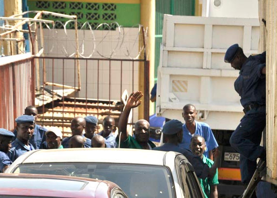 Pierre Claver Mbonimpa est arrivé au parquet de la mairie de Bujumbura, 10h6 à bord d’un camion des prisonniers ©Iwacu