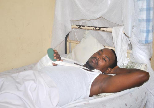 Roger Muhizi sur son lit d’hôpital quelques heures avant son arrestation ©Iwacu