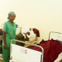 Dr Toyota Vestine Niyonsenga rend visite à ses patientes ©Iwacu