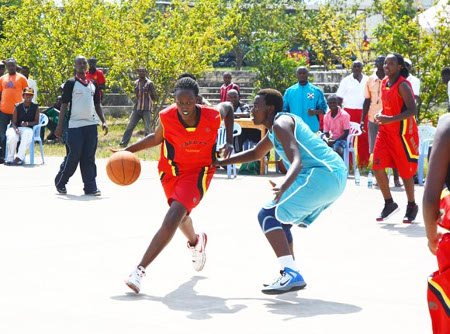 L’équipe de basketball de l’Université de Ngozi (maillot rouge) contre celle de l’Université du Lac Tanganyika, au terrain de l’ENS, lors de la finale ©Iwacu