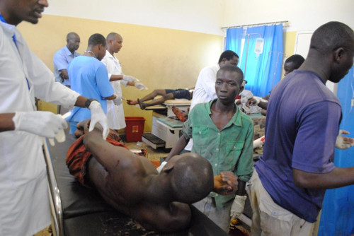 Les services d'urgences de l'Hôpital Prince Régent débordés Les médecins s'activent pour sauver les blessés ©Iwacu