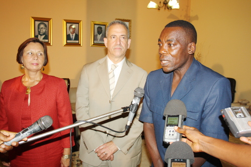 L’ambassadeur des Etats-Unis au Burundi, le sénateur Russel D. Feingold et Gabriel Ntisezerana répondant aux questions des journalistes ©Iwacu