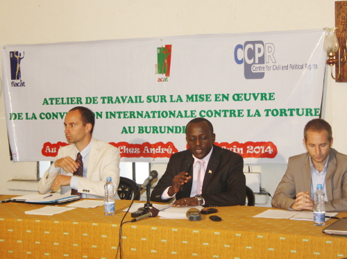 Me Armel Niyongere, président de l’ACAT-Burundi, entouré des représentants du CCPR et de la FIACAT ©Iwacu