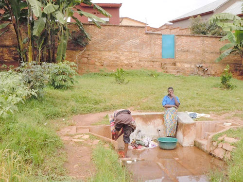 Un passant en train de se laver avec l’eau de cette source aménagée : « Pour ce qui est des maladies, seul Dieu nous protège, je mourrai quand l’heure viendra » ©Iwacu