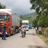 Un poids lourd en provenance de la Tanzanie au niveau de Kamesa sur la RN7, à plus ou moins 3 km du sud de la capitale ©Iwacu