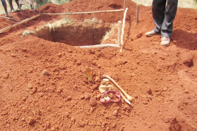 A quelques mètres du chantier se trouvent des tombes encore fraîches : quelques ossements déterrés ©Iwacu