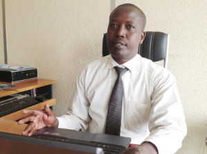 Anselme Kabura, chargé du service réglementation et agrément des banques au service de la supervision bancaire ©Iwacu