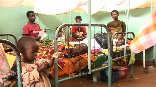 Au sein du service de la stabilisation nutritionnelle de Kirundo, quelques enfants sont nourris à l’aide de sérum ©Iwacu
