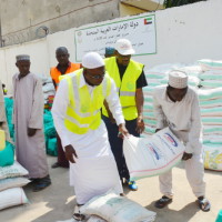 Cheik Omar Nshimirimana (en soutane blanche) en pleine distribution de l’aide ©Iwacu
