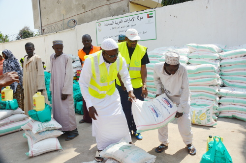 Cheik Omar Nshimirimana (en soutane blanche) en pleine distribution de l’aide ©Iwacu